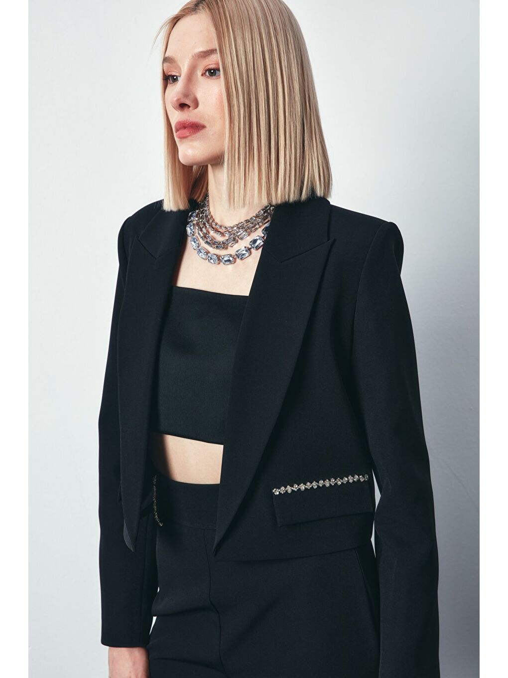 Cep Taş Detaylı Kısa Ceket - Siyah-4