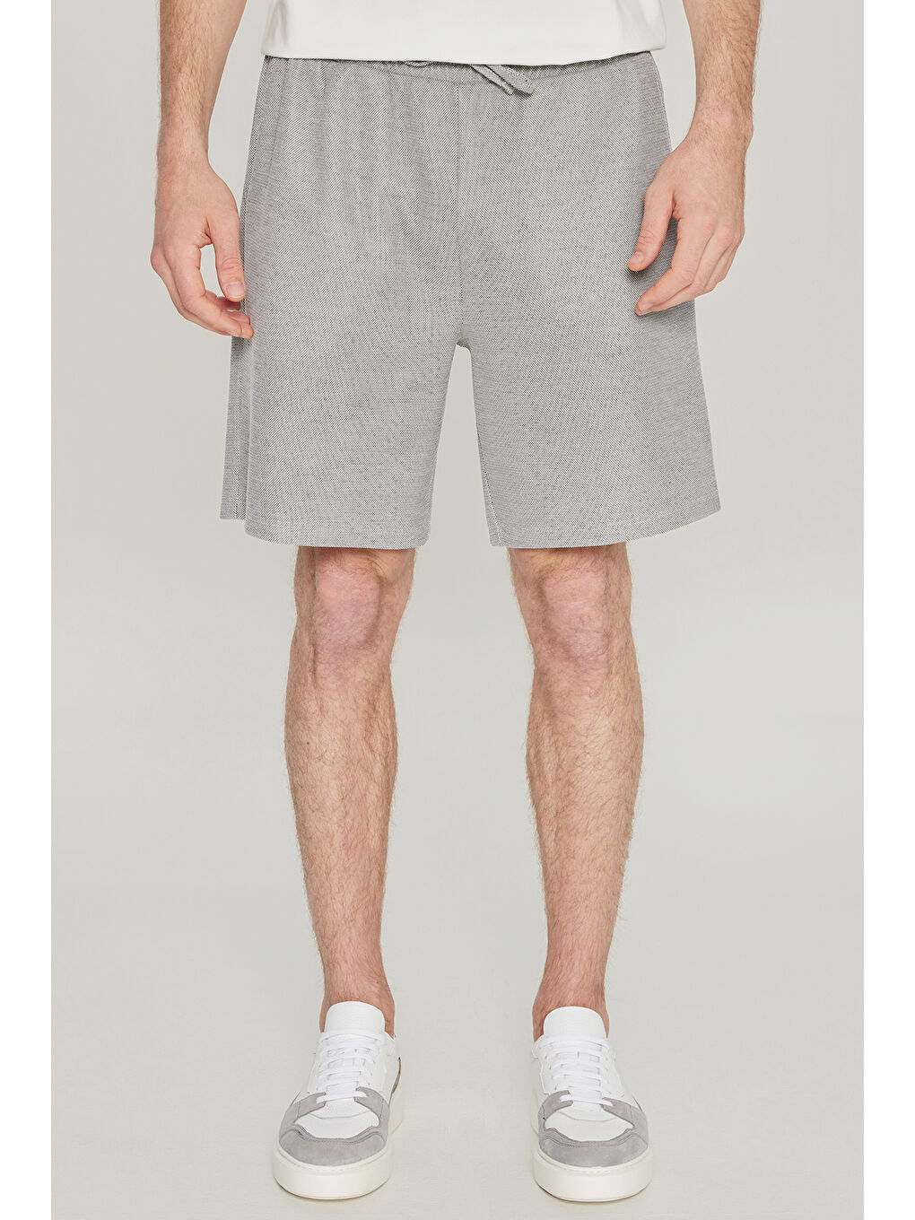 Erkek Siyah Pamuklu Standart Fit Normal Kesim Beli Bağlamalı Yan Cepli Örme Şort-1