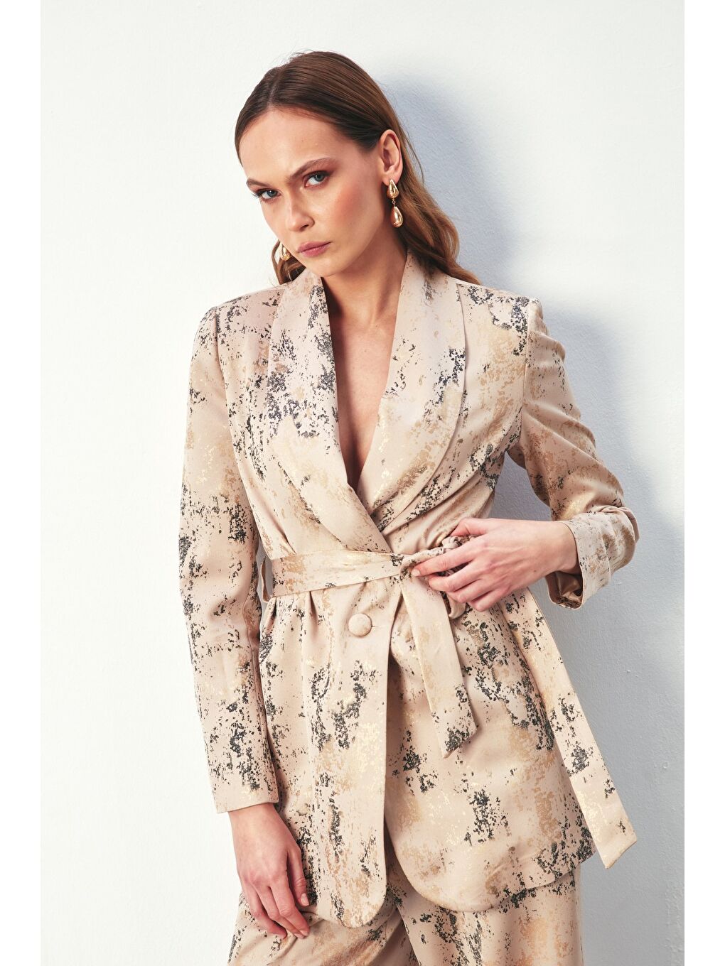 Parlak Desenli Kuşaklı Uzun Ceket - Bej