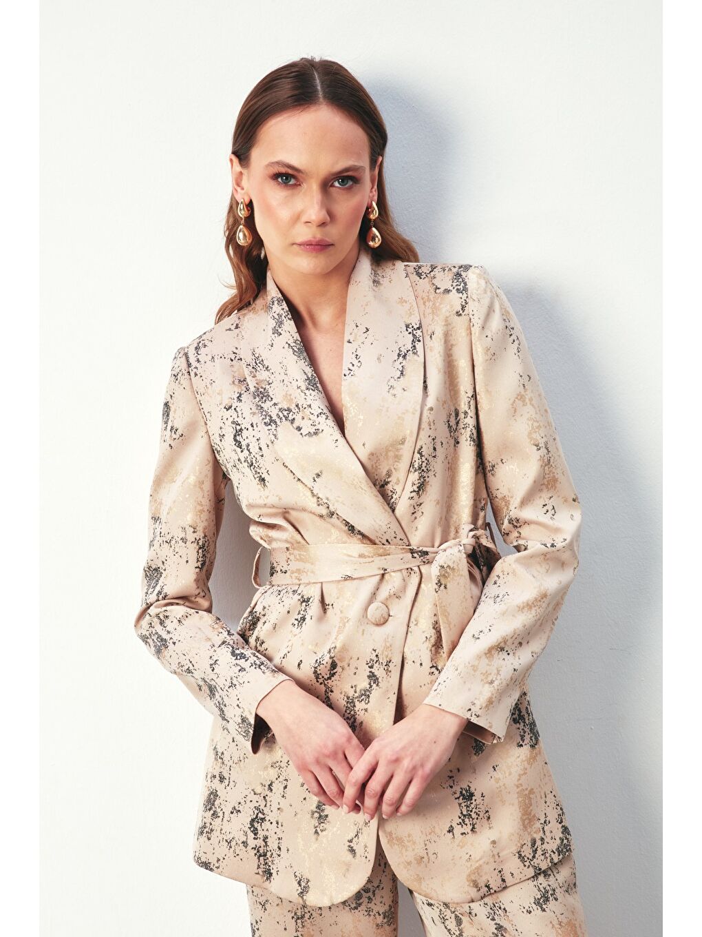 Parlak Desenli Kuşaklı Uzun Ceket - Bej-1