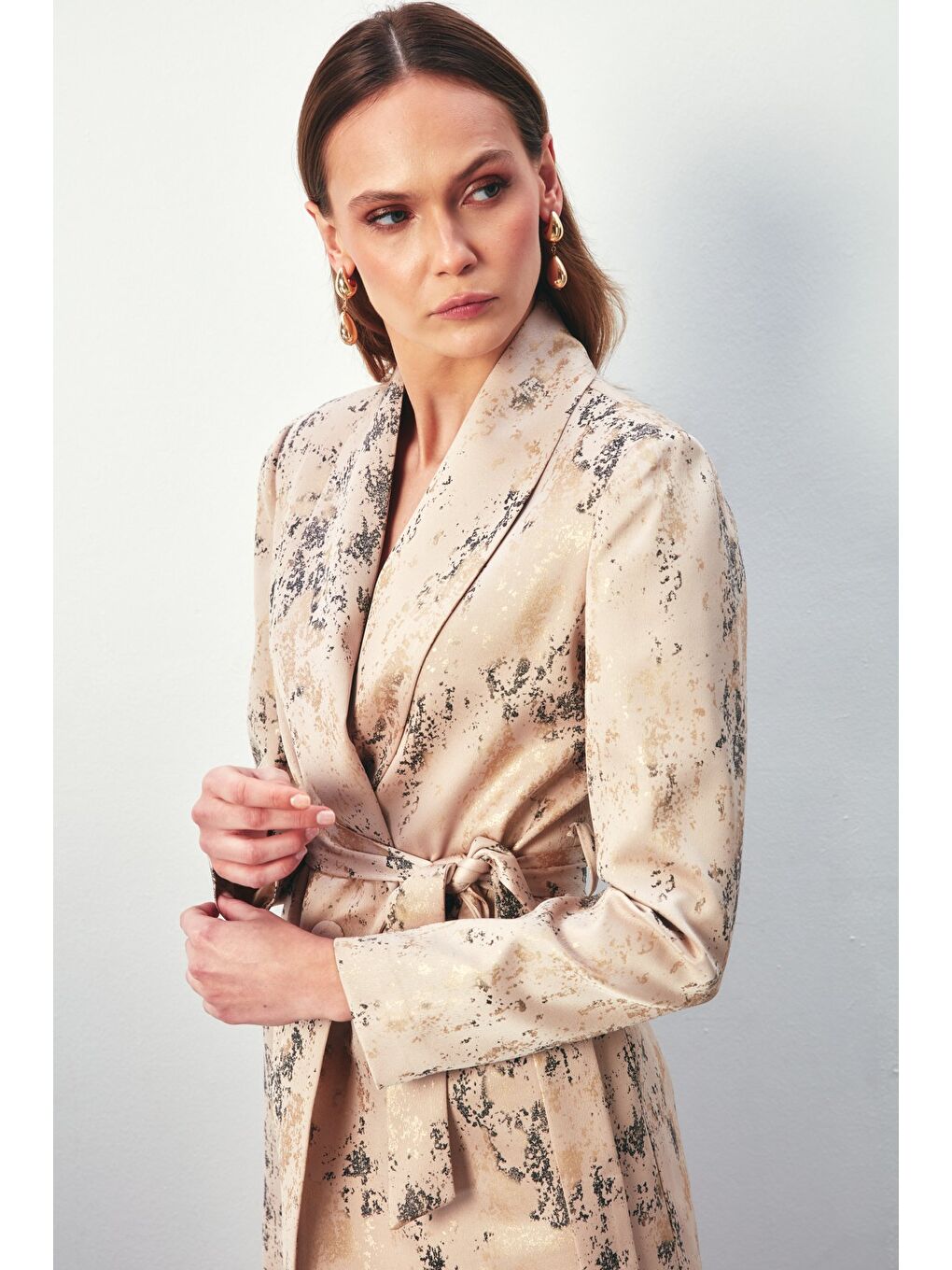 Parlak Desenli Kuşaklı Uzun Ceket - Bej-2