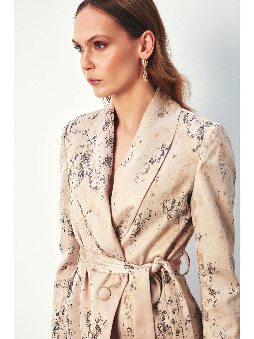 Parlak Desenli Kuşaklı Uzun Ceket - Bej-3