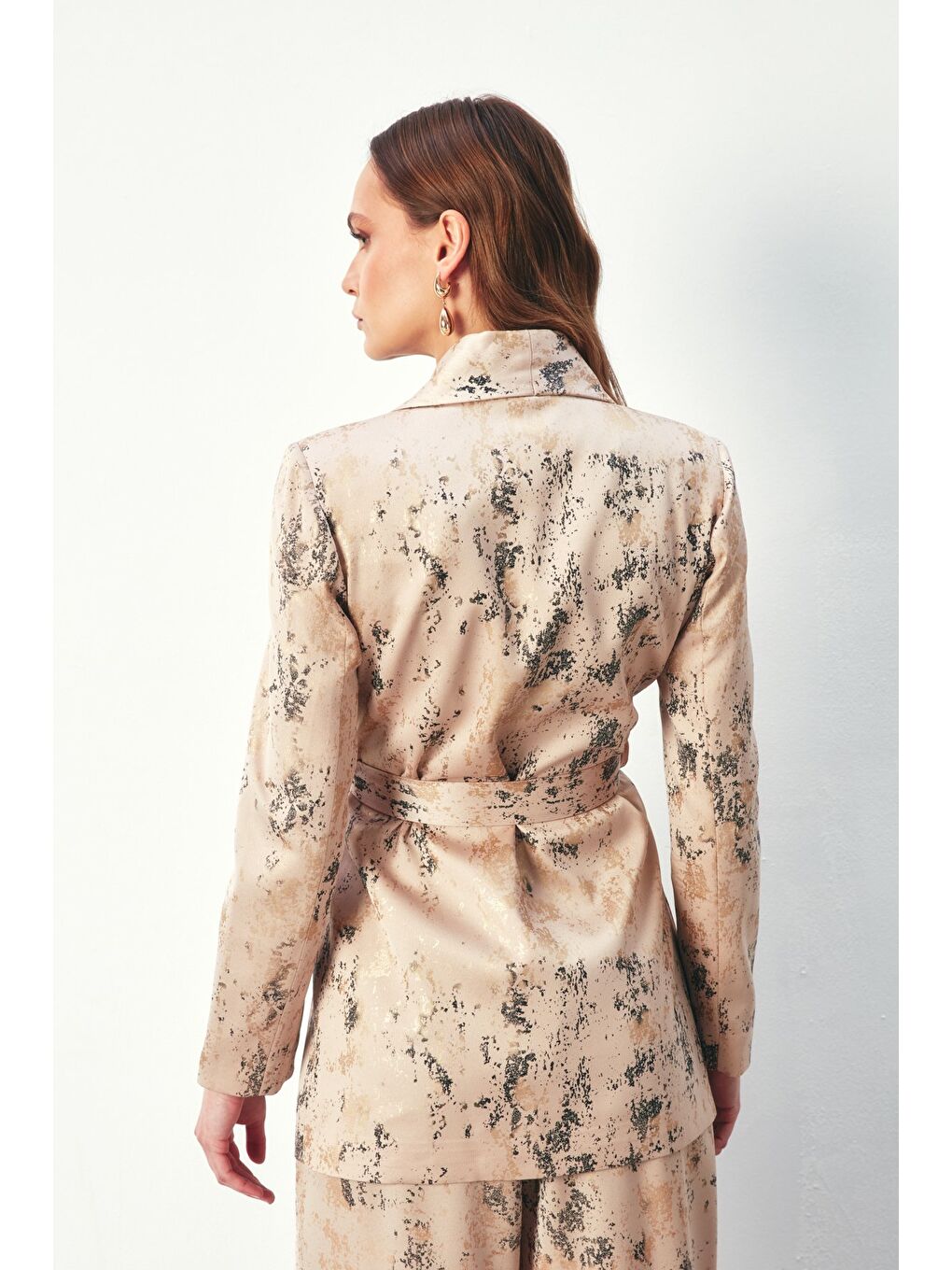 Parlak Desenli Kuşaklı Uzun Ceket - Bej-4