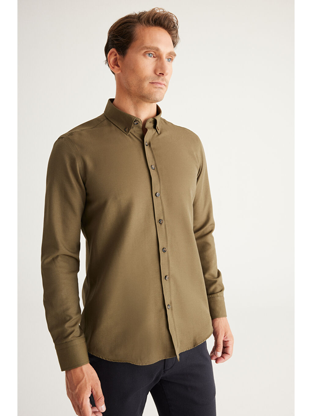 Erkek Haki Tailored Slim Fit Dar Kesim Düğmeli Yaka Oxford Gömlek-3