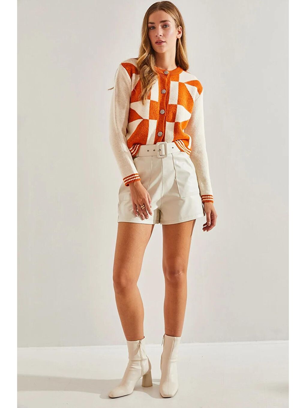 Bej Kadın Kemerli Büyük Cepli Deri Şort