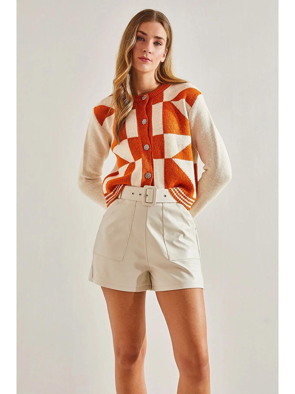 Bej Kadın Kemerli Büyük Cepli Deri Şort-1