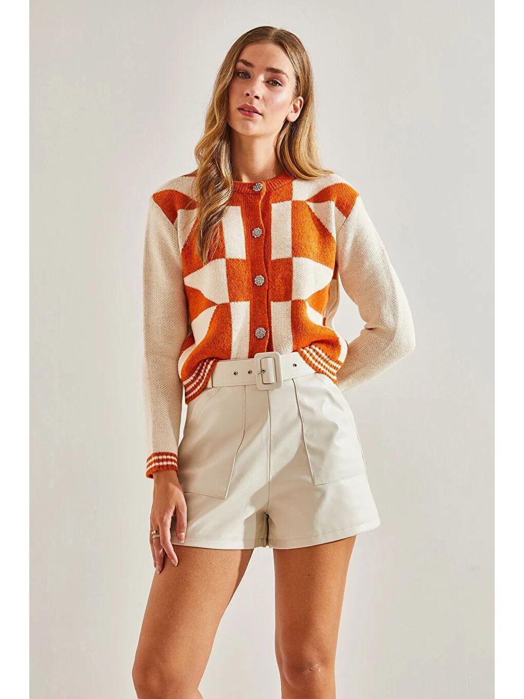 Bej Kadın Kemerli Büyük Cepli Deri Şort-2