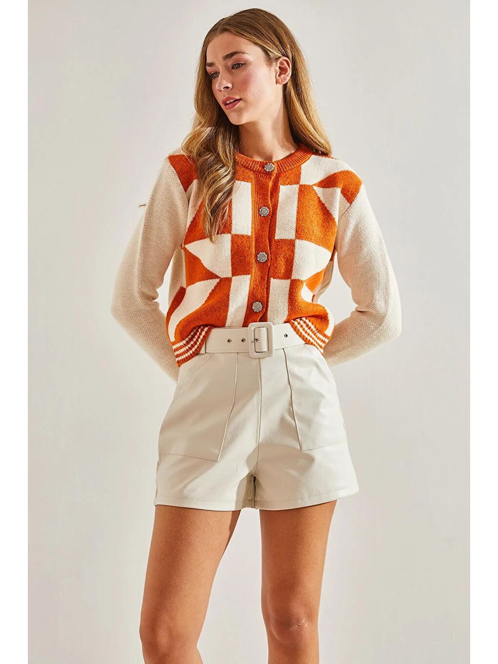 Bej Kadın Kemerli Büyük Cepli Deri Şort-3