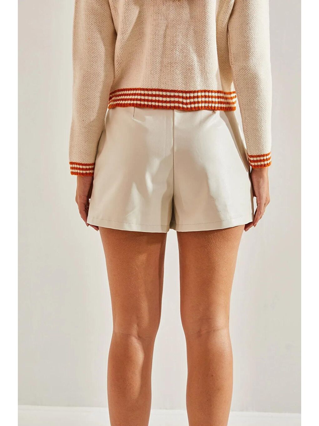 Bej Kadın Kemerli Büyük Cepli Deri Şort-4