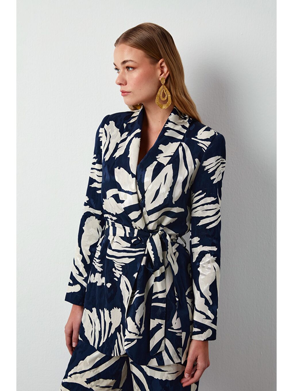 Kuşaklı Çiçek Desenli Saten Ceket - Lacivert