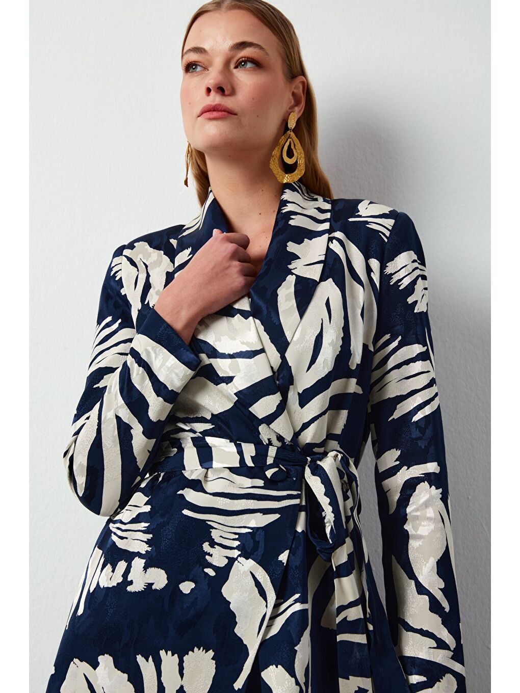 Kuşaklı Çiçek Desenli Saten Ceket - Lacivert-1