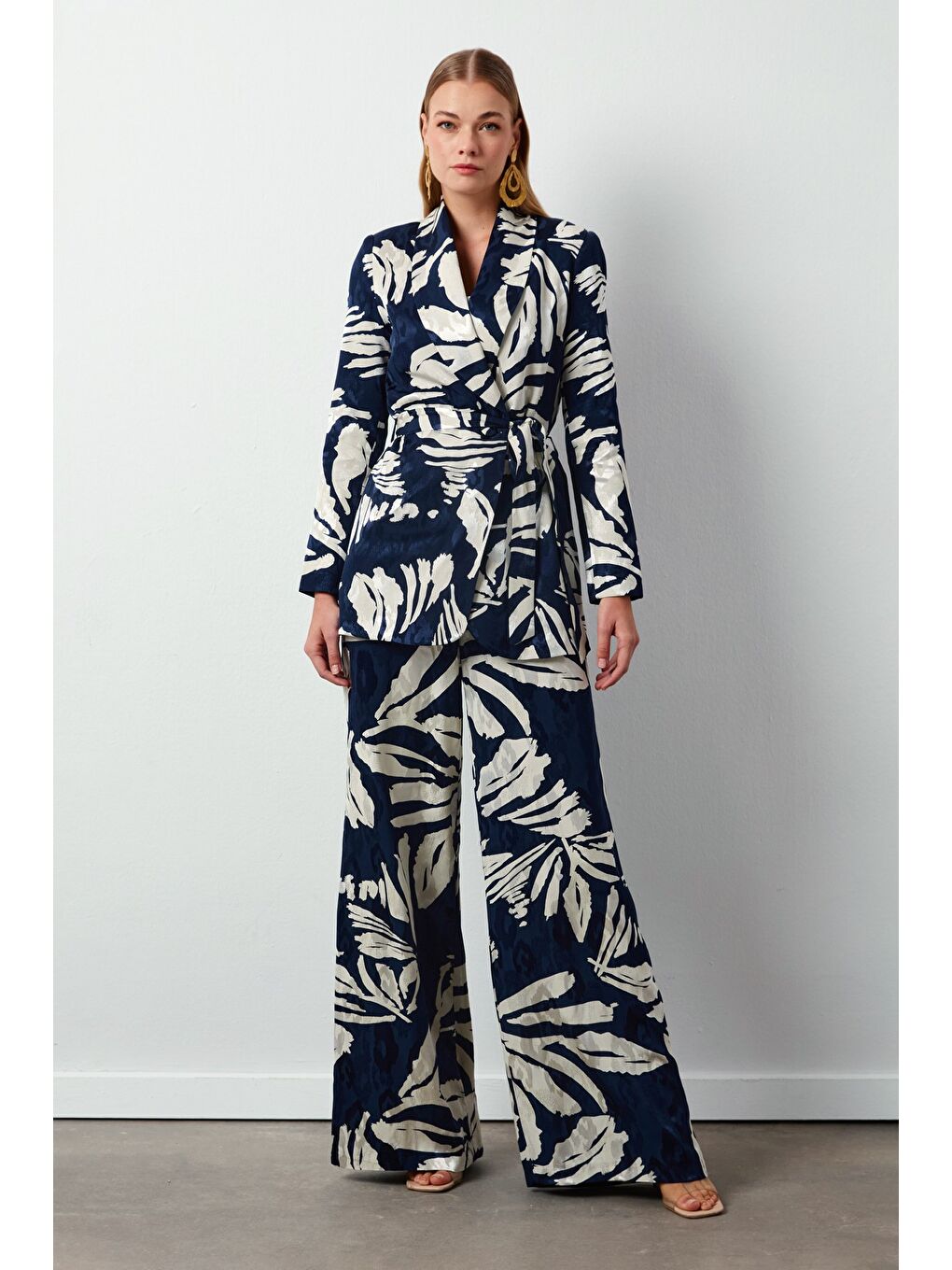 Kuşaklı Çiçek Desenli Saten Ceket - Lacivert-2