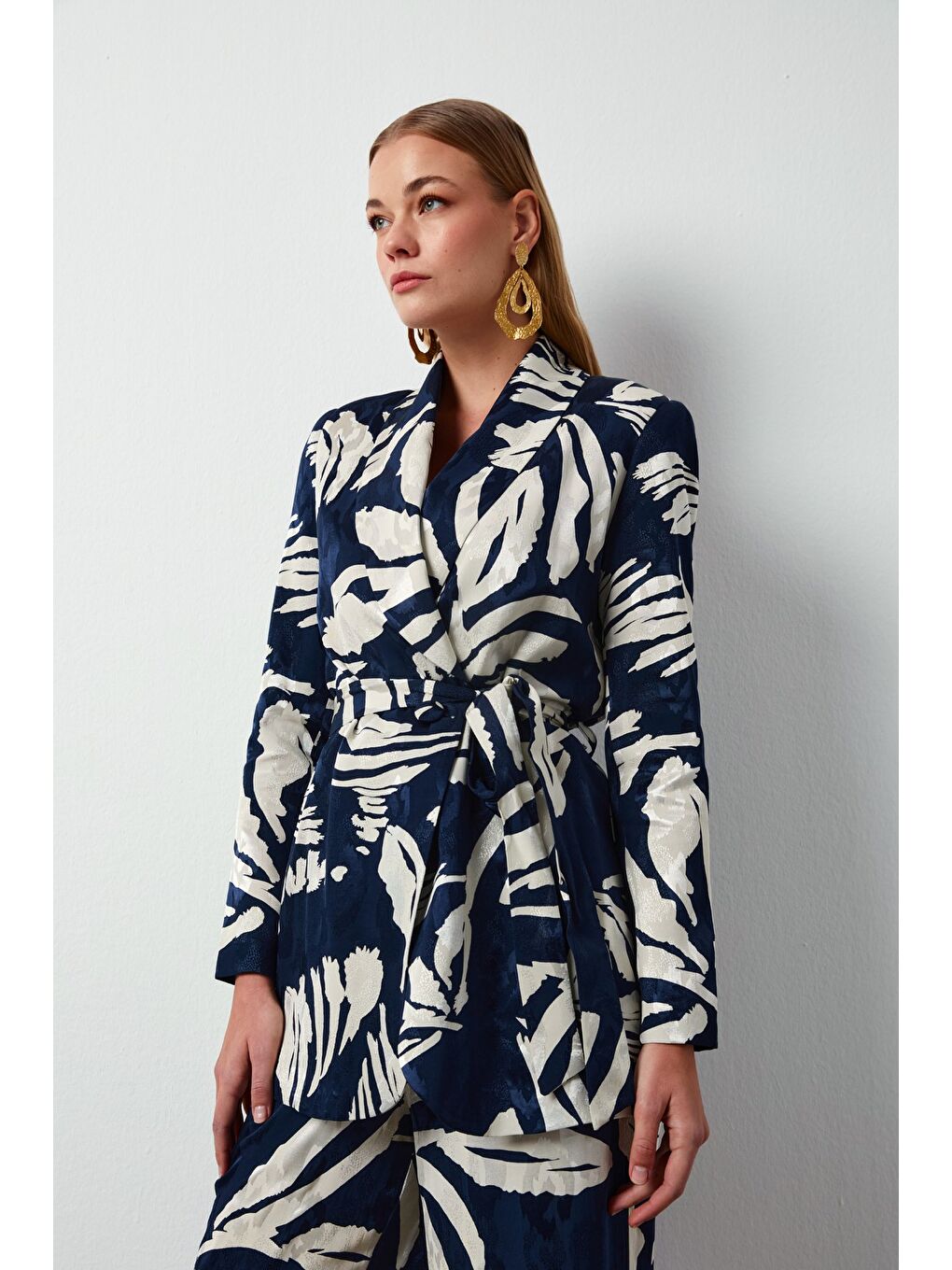 Kuşaklı Çiçek Desenli Saten Ceket - Lacivert-3