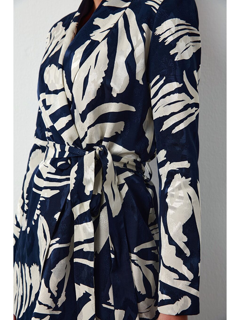 Kuşaklı Çiçek Desenli Saten Ceket - Lacivert-6