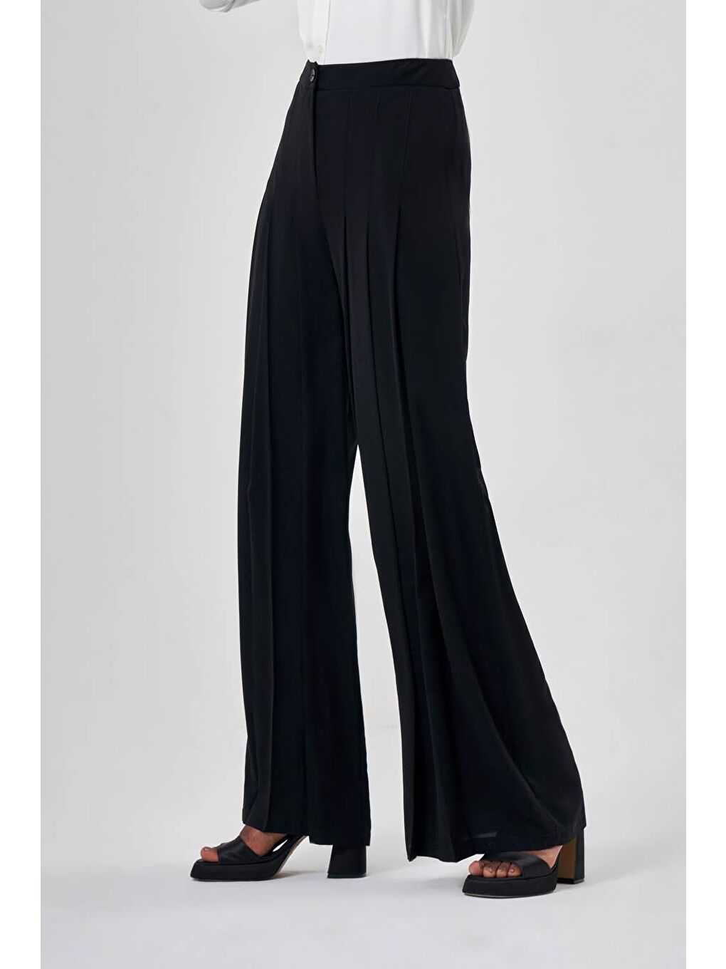 Önü Kırma Pliseli Siyah Pantolon-2