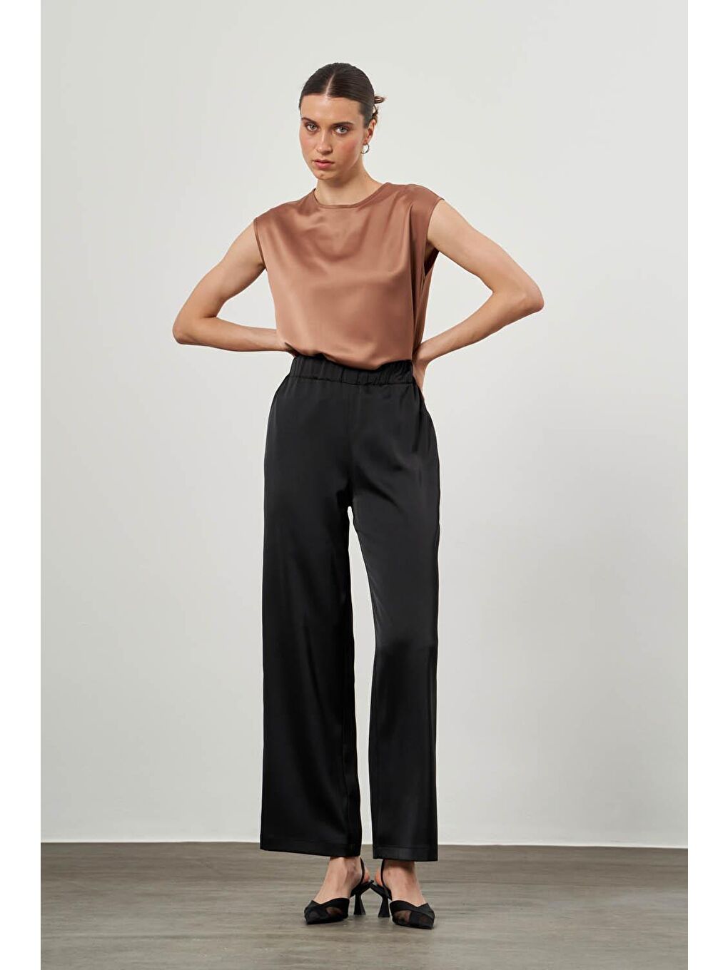 Beli Lastikli Saten Siyah Pantolon