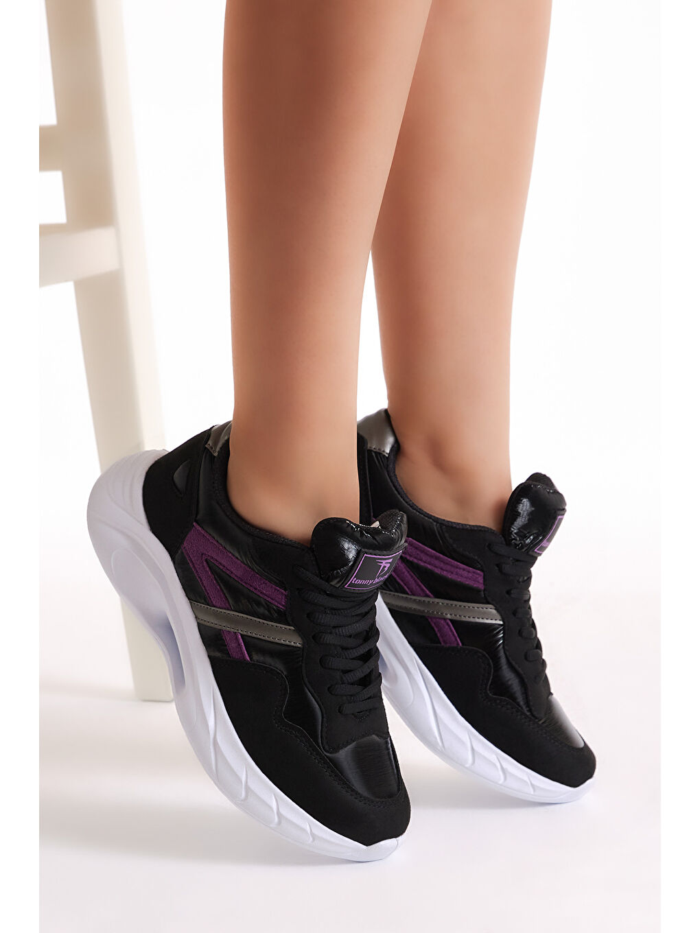 Kadın Siyah Mor Faylon Taban Şeritli Bağcıklı Spor Ayakkabı-2