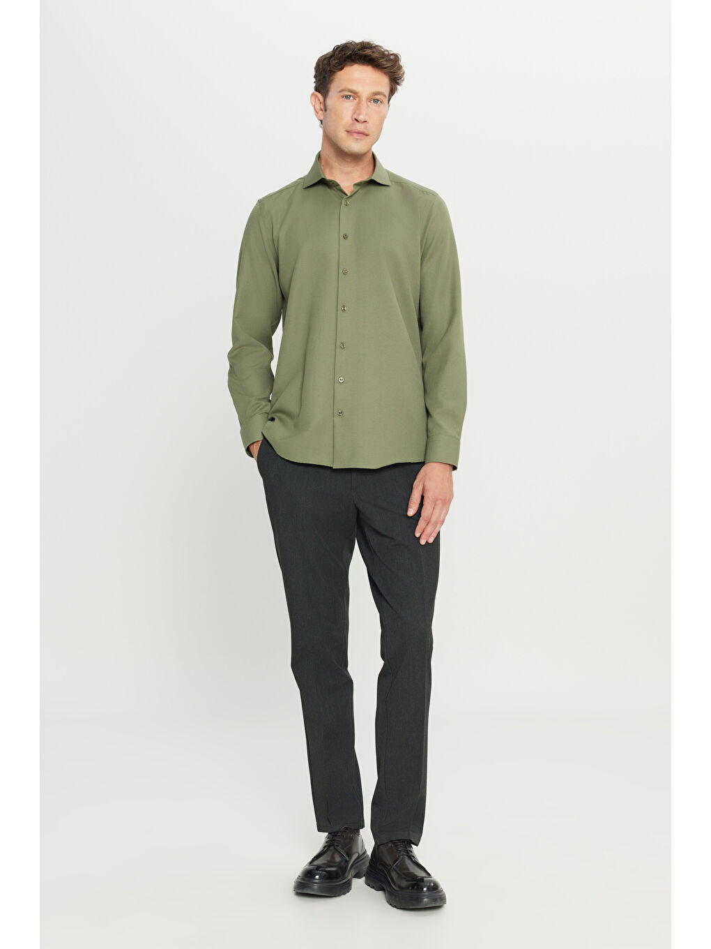 Erkek Haki Tailored Slim Fit Dar Kesim Küçük İtalyan Yaka Armürlü Oxford Gömlek-1