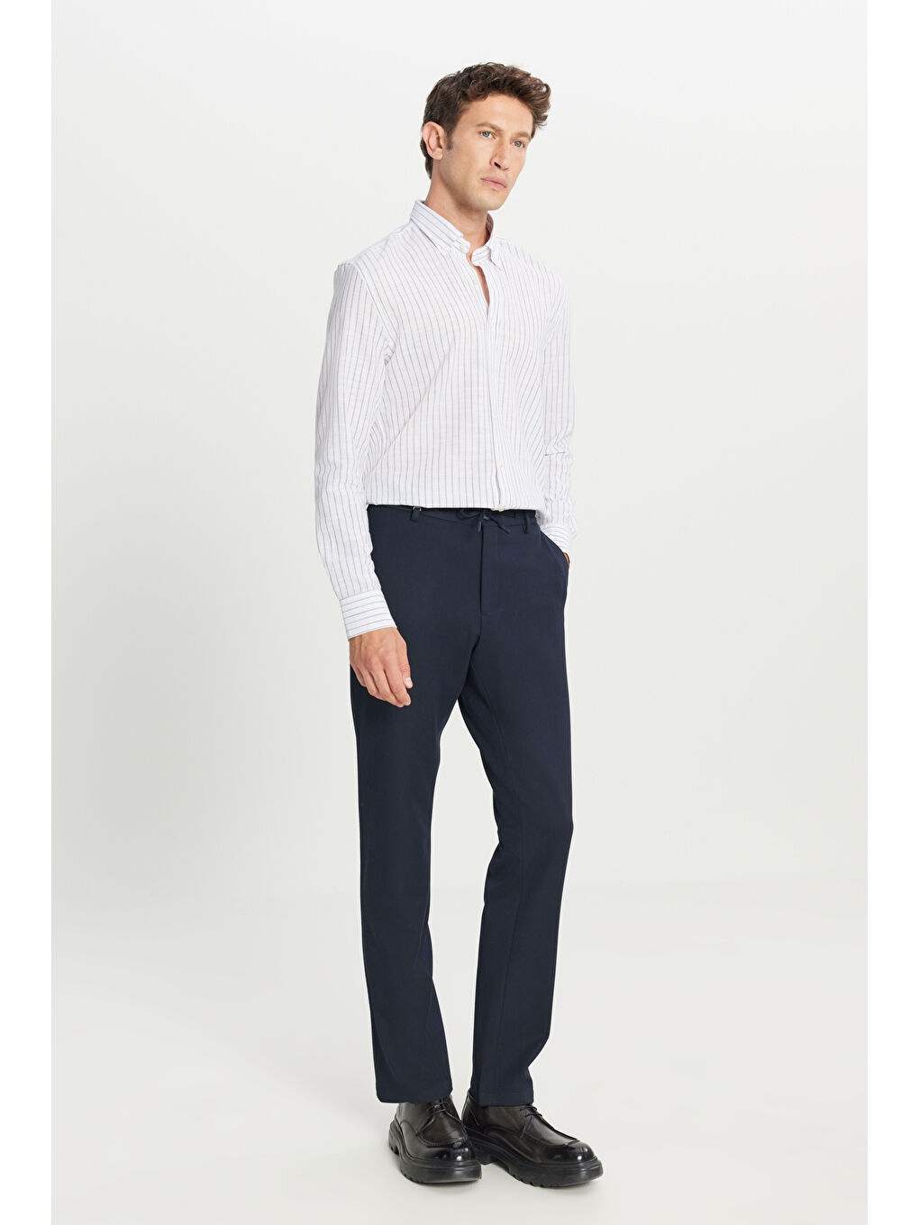 Erkek Gri %100 Pamuk Slim Fit Dar Kesim Düğmeli Gömlek Yaka Armürlü Gömlek-1