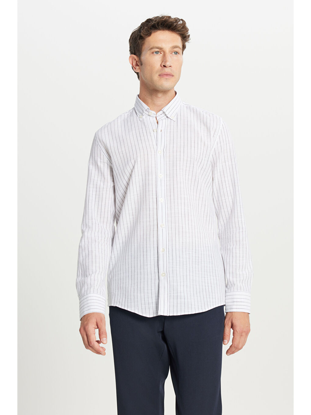 Erkek Gri %100 Pamuk Slim Fit Dar Kesim Düğmeli Gömlek Yaka Armürlü Gömlek-2