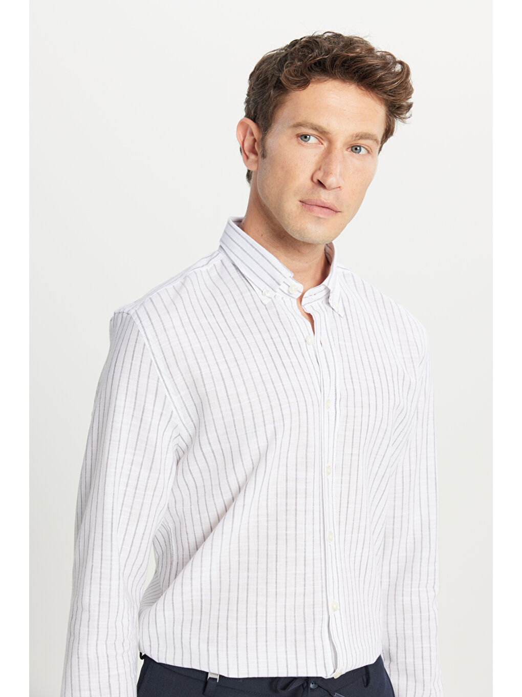 Erkek Gri %100 Pamuk Slim Fit Dar Kesim Düğmeli Gömlek Yaka Armürlü Gömlek-3