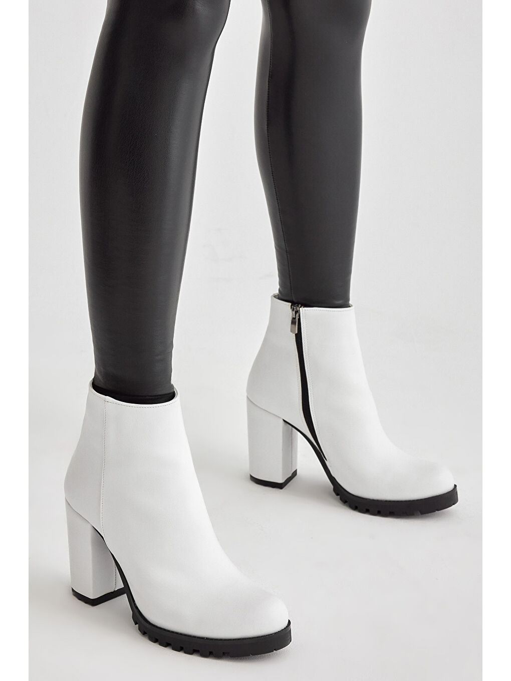 Kadın Beyaz Cilt Rahat Kalıp Fermuarlı Topuklu Bot