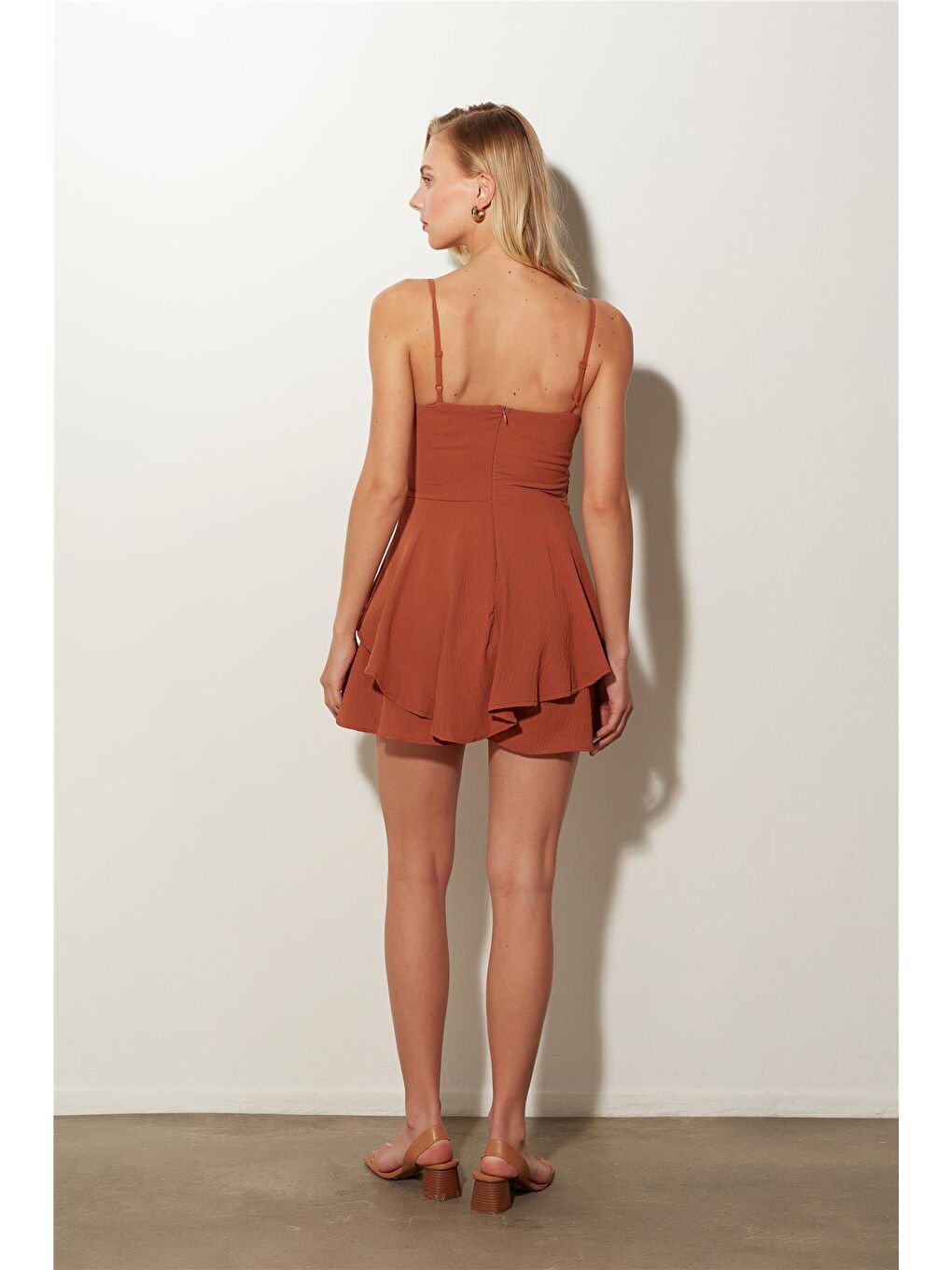 Kahverengi Fırfırlı Askılı Şort Tulum SS23D4793KA-3