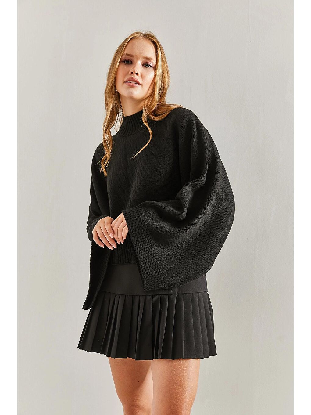 Siyah Kadın Yarım Balıkçı Yaka Kolları ve Beli Lastikli Triko Kazak-3