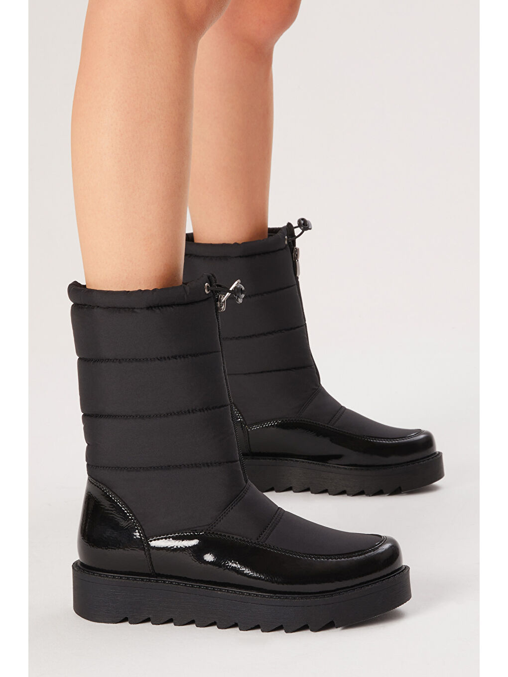 Kadın Siyah Rugan Rahat Kalıp Önü Fermuarlı ve Lastikli İçi Kürklü Kar Botu-1