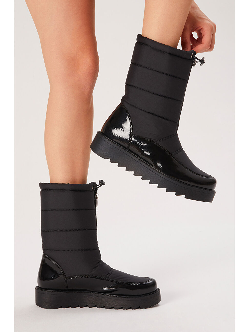 Kadın Siyah Rugan Rahat Kalıp Önü Fermuarlı ve Lastikli İçi Kürklü Kar Botu-2