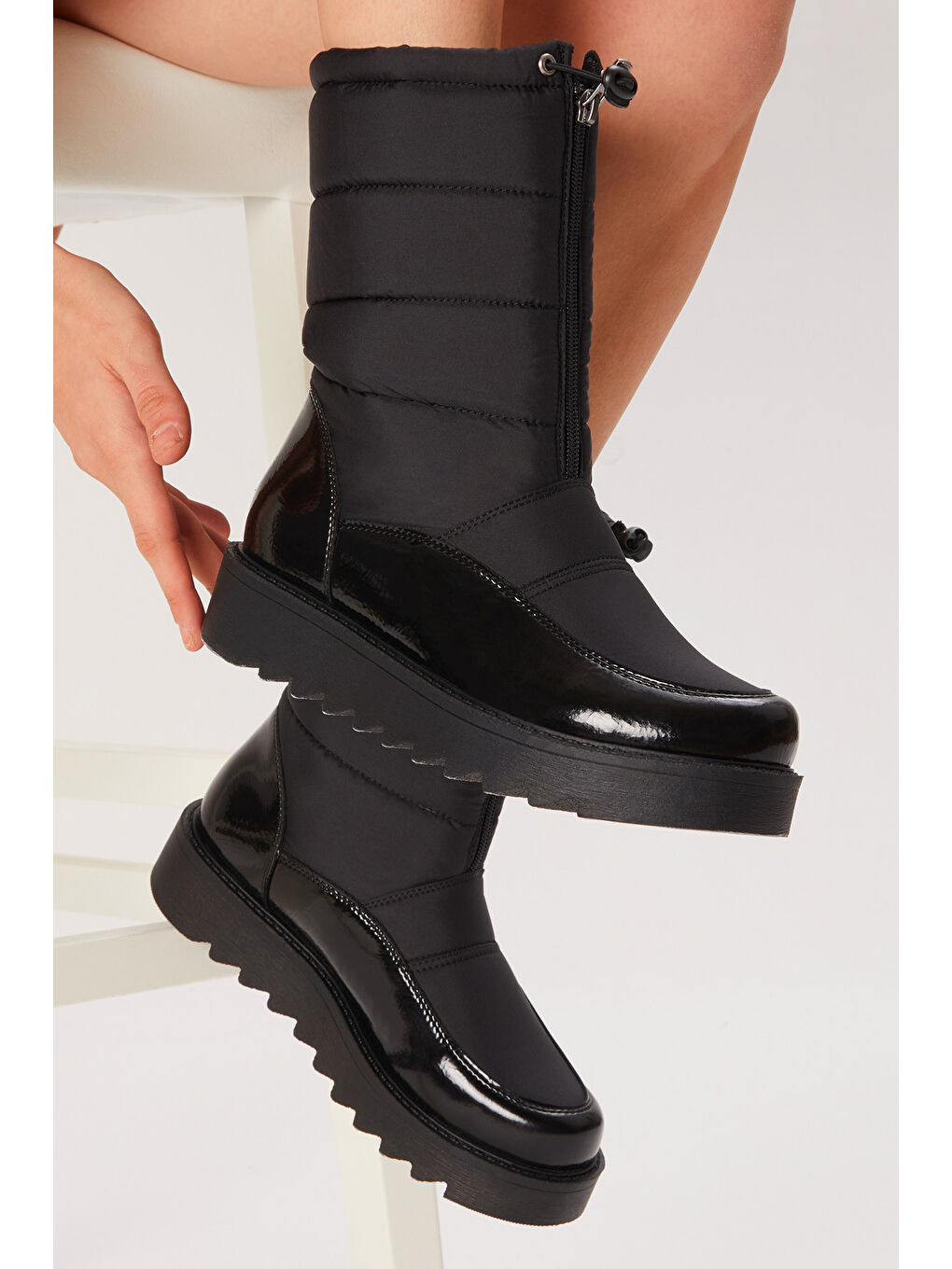 Kadın Siyah Rugan Rahat Kalıp Önü Fermuarlı ve Lastikli İçi Kürklü Kar Botu-4