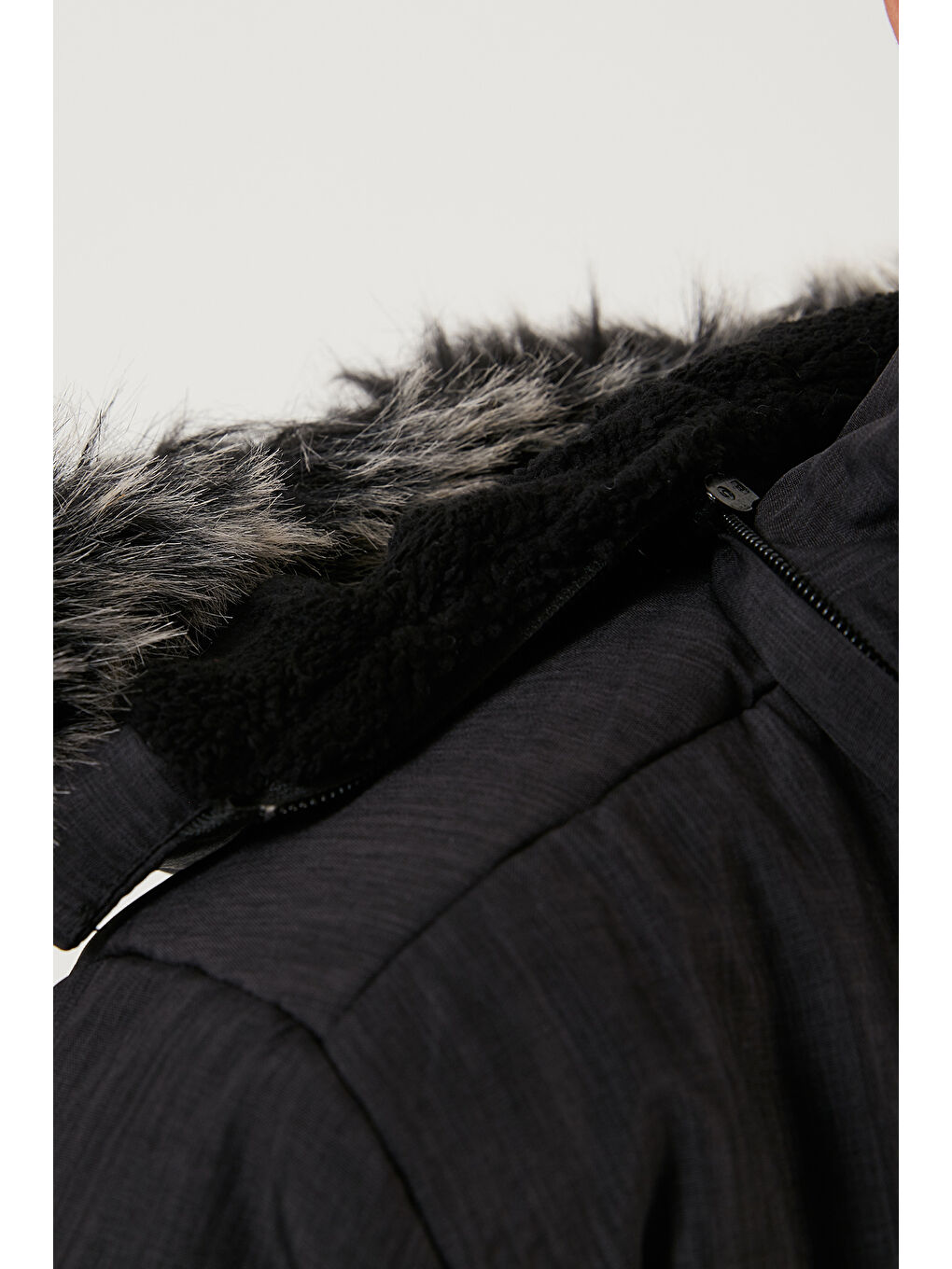 Siyah İçi Pelüş Astarlı Çıkarılabilir Kapüşonlu Cepli Kışlık Mont 5760019-5
