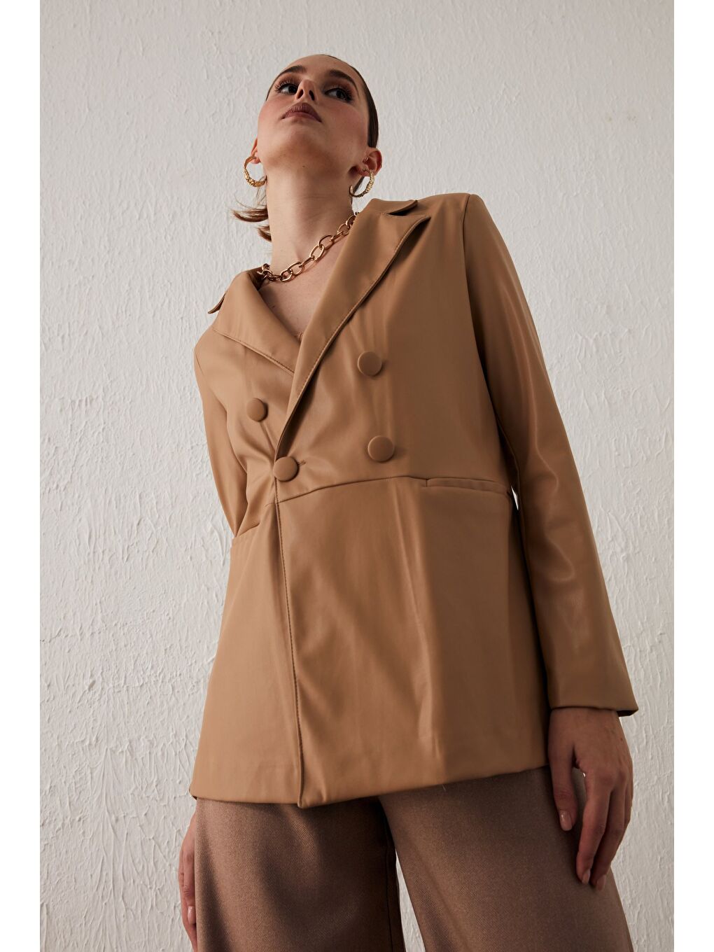 Düğme Detaylı Kruvaze Deri Ceket - Bej-1