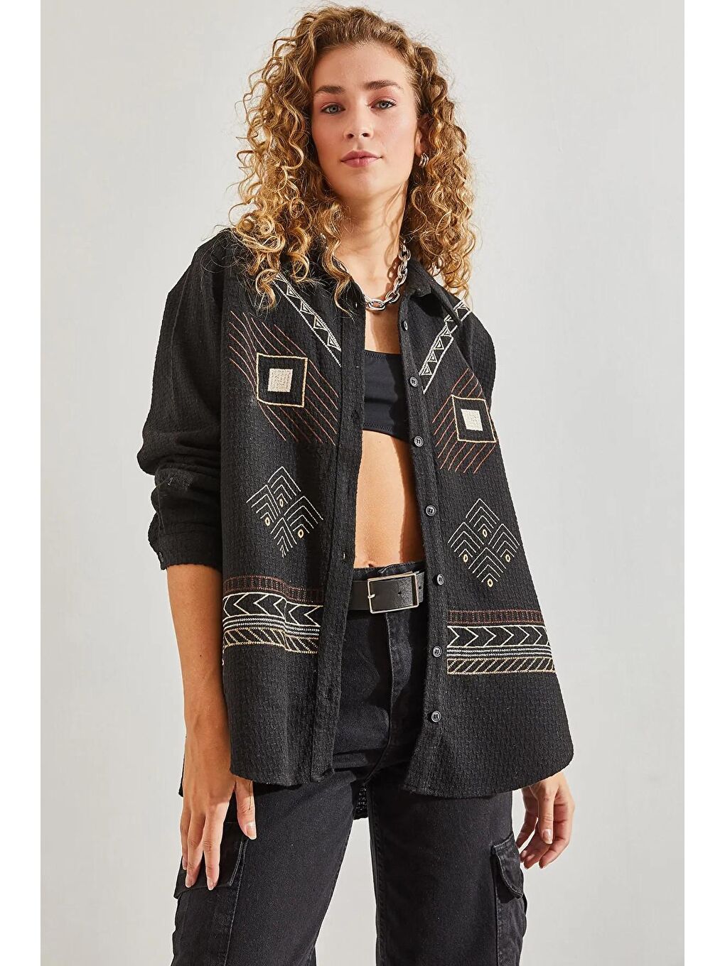 Siyah Kadın Nakış İşlemeli Oversize Kaşe Gömlek