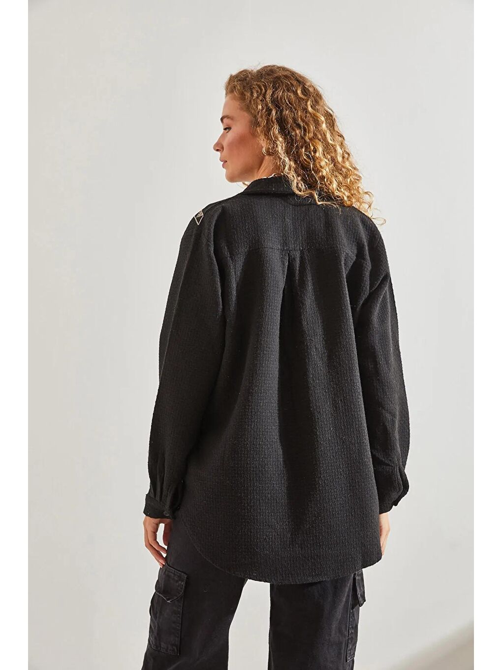 Siyah Kadın Nakış İşlemeli Oversize Kaşe Gömlek-4