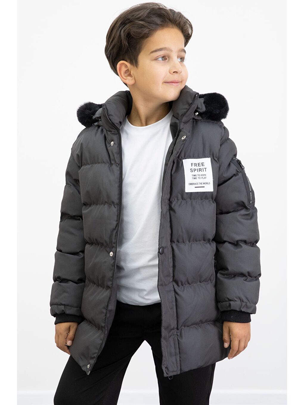 Gri Erkek Çocuk Füme Yazılı Arma Detaylı İçi Kürklü Kapüşonlu Şişme Mont 21342-1