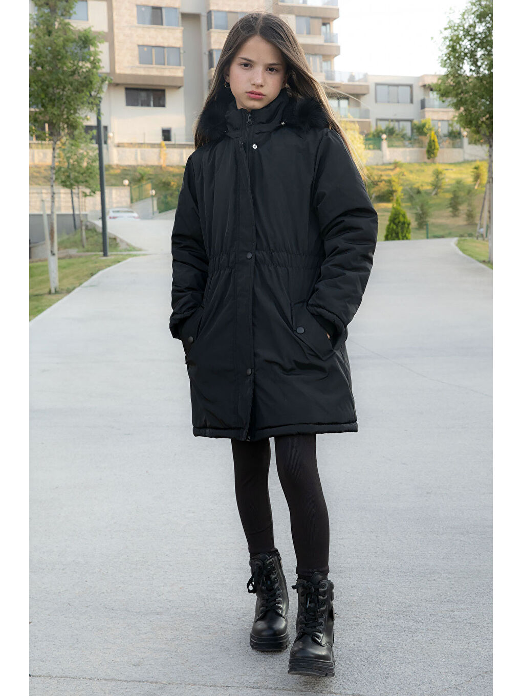 Siyah Çıtçıtlı Cepli Esnek Bel İçi Kürklü Kız Çocuk Kapüşonlu Mont 21301