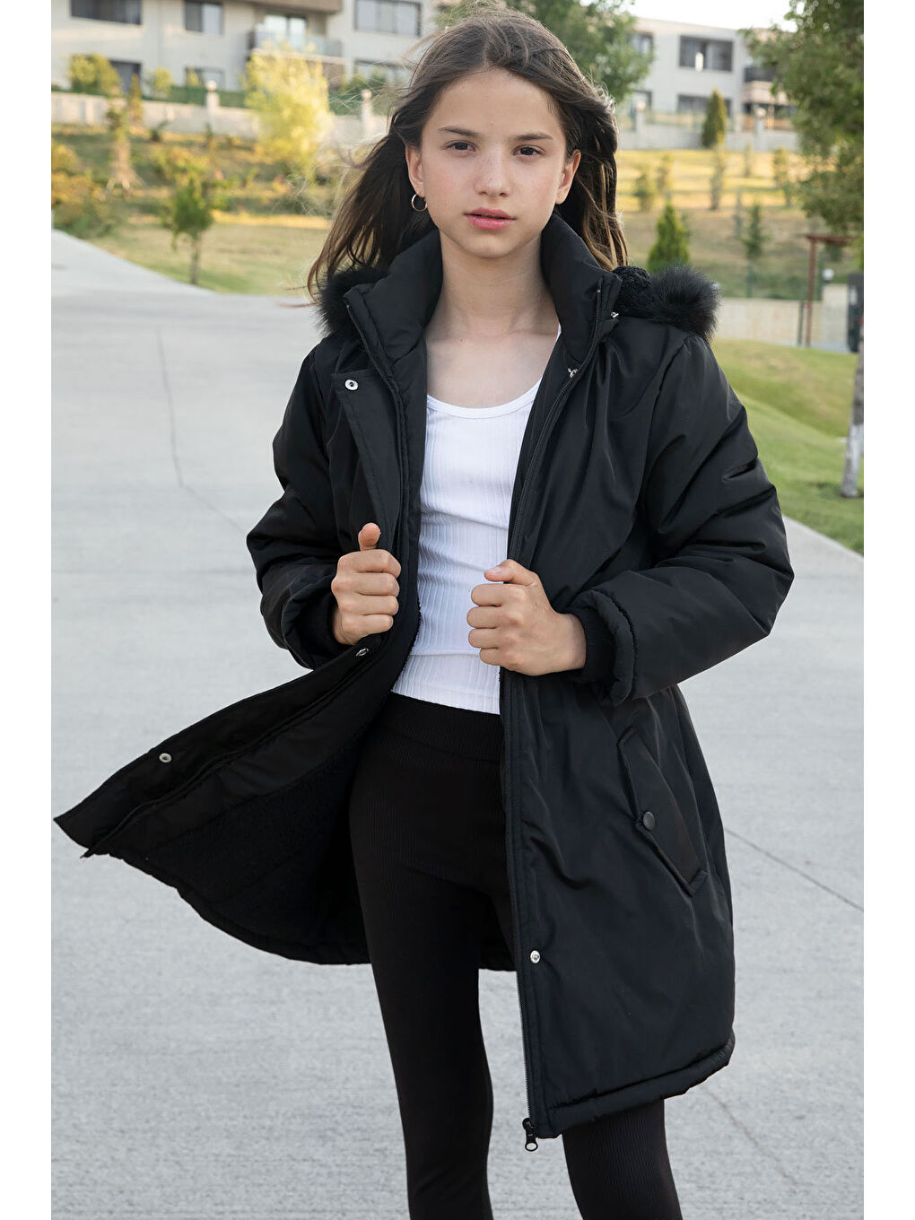 Siyah Çıtçıtlı Cepli Esnek Bel İçi Kürklü Kız Çocuk Kapüşonlu Mont 21301-1