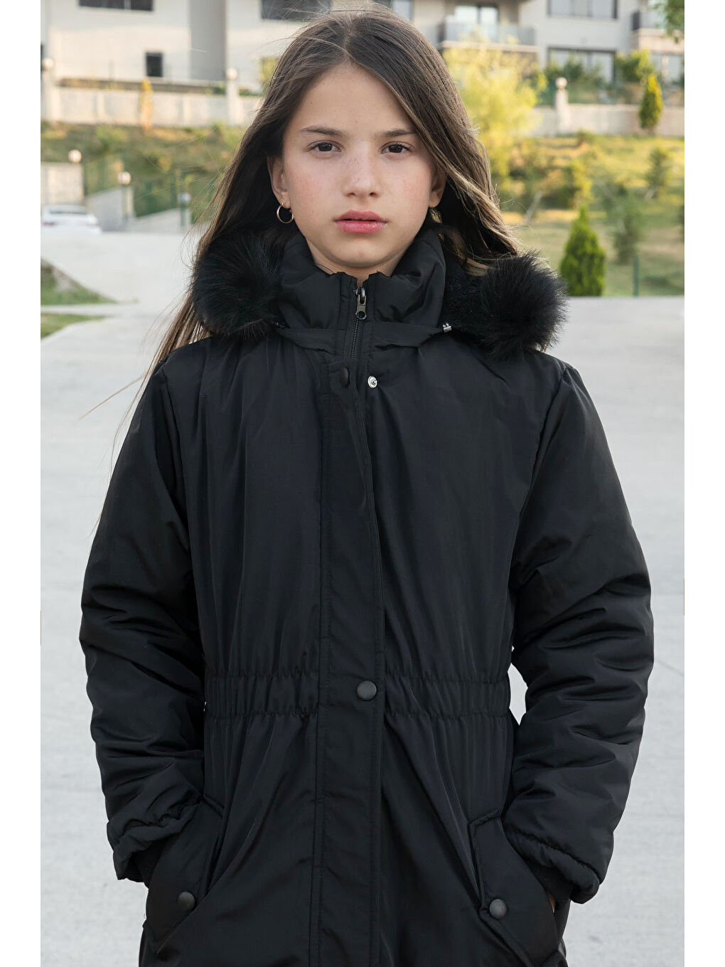 Siyah Çıtçıtlı Cepli Esnek Bel İçi Kürklü Kız Çocuk Kapüşonlu Mont 21301-2