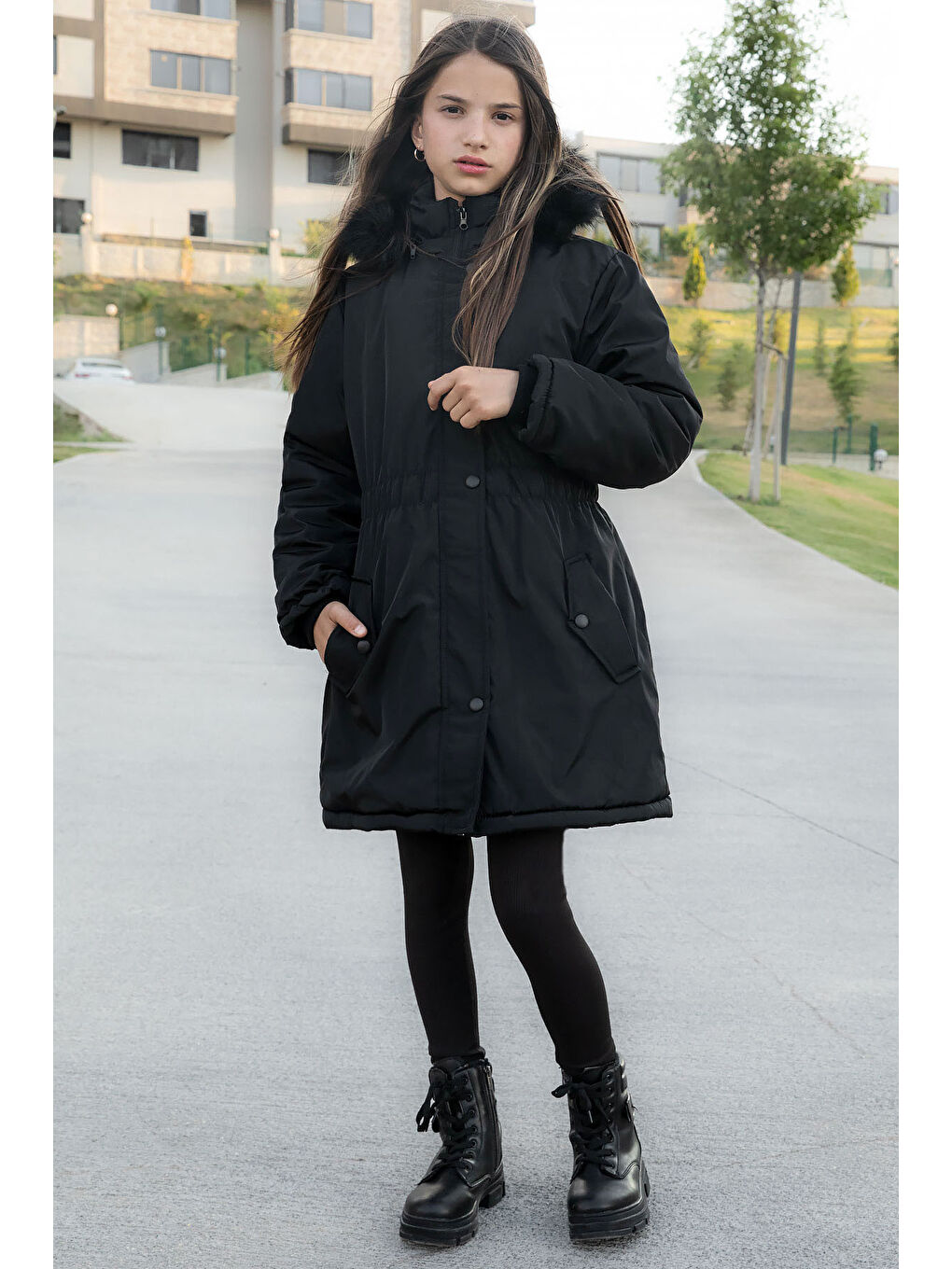 Siyah Çıtçıtlı Cepli Esnek Bel İçi Kürklü Kız Çocuk Kapüşonlu Mont 21301-3