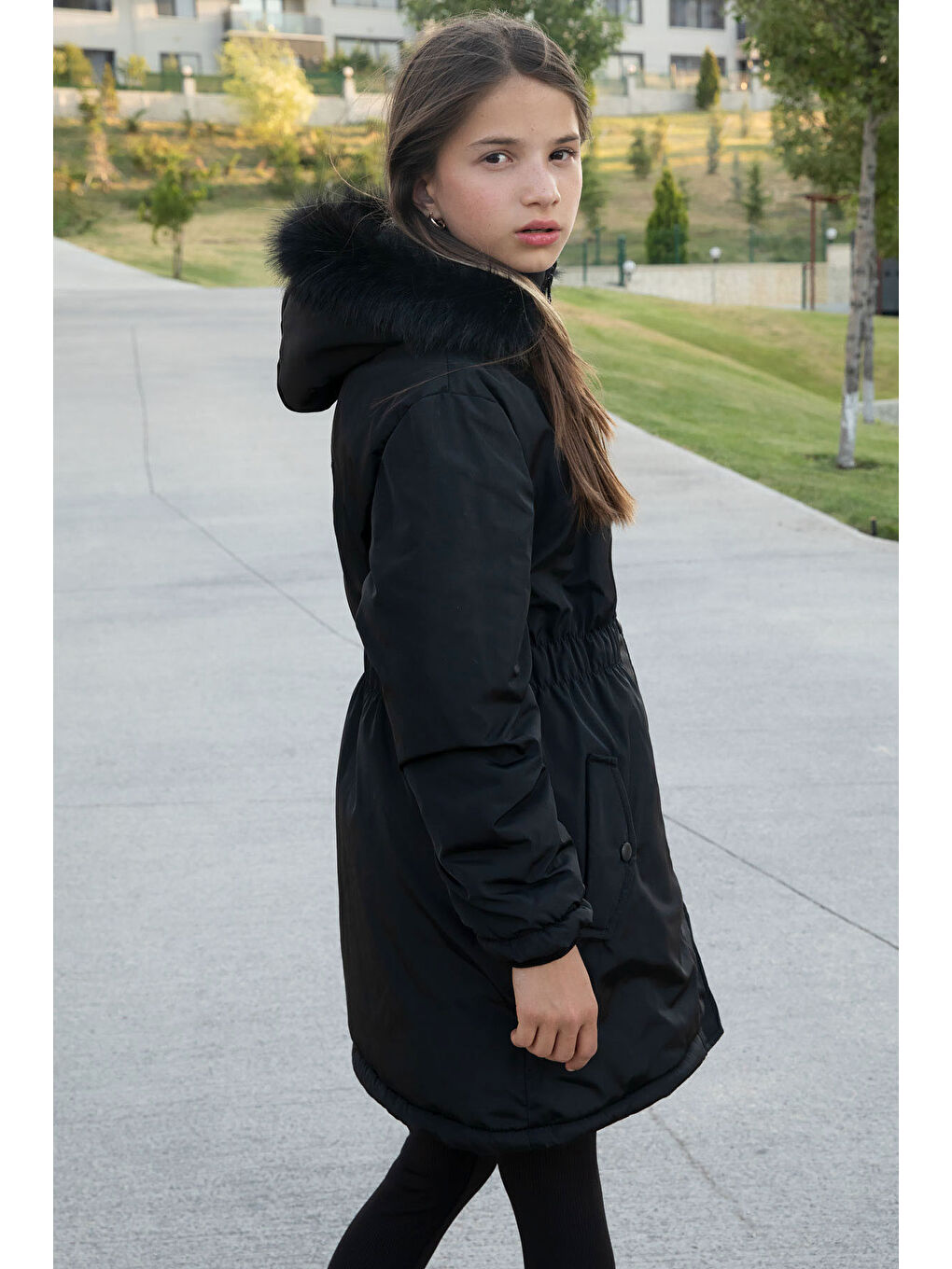 Siyah Çıtçıtlı Cepli Esnek Bel İçi Kürklü Kız Çocuk Kapüşonlu Mont 21301-4