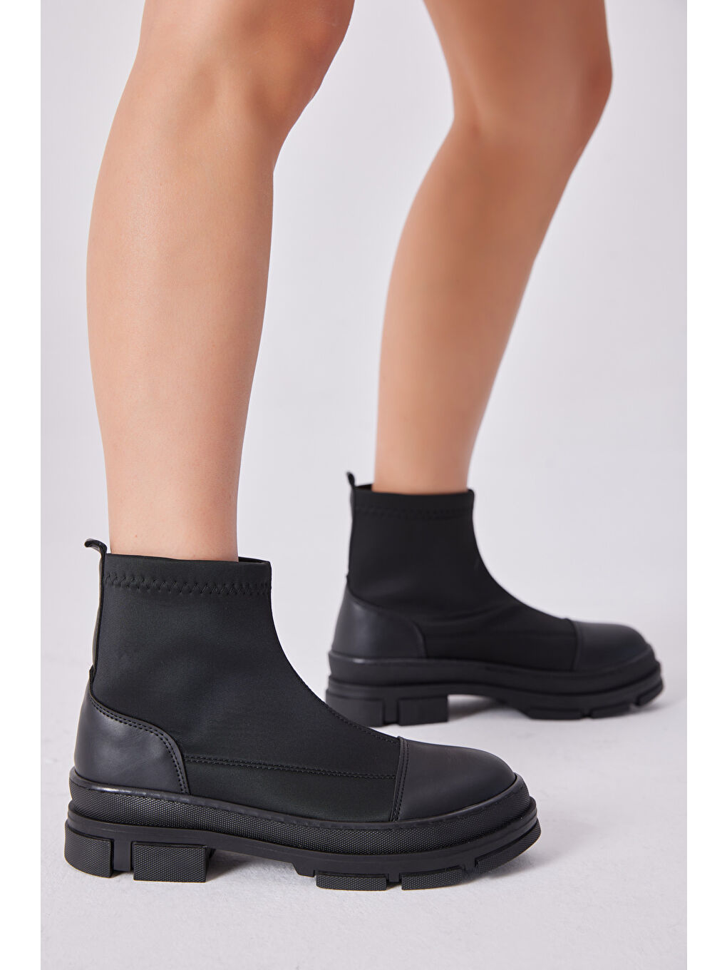 Kadın Siyah Rugan Rahat Kalıp Kısa Renkli Taban Bot