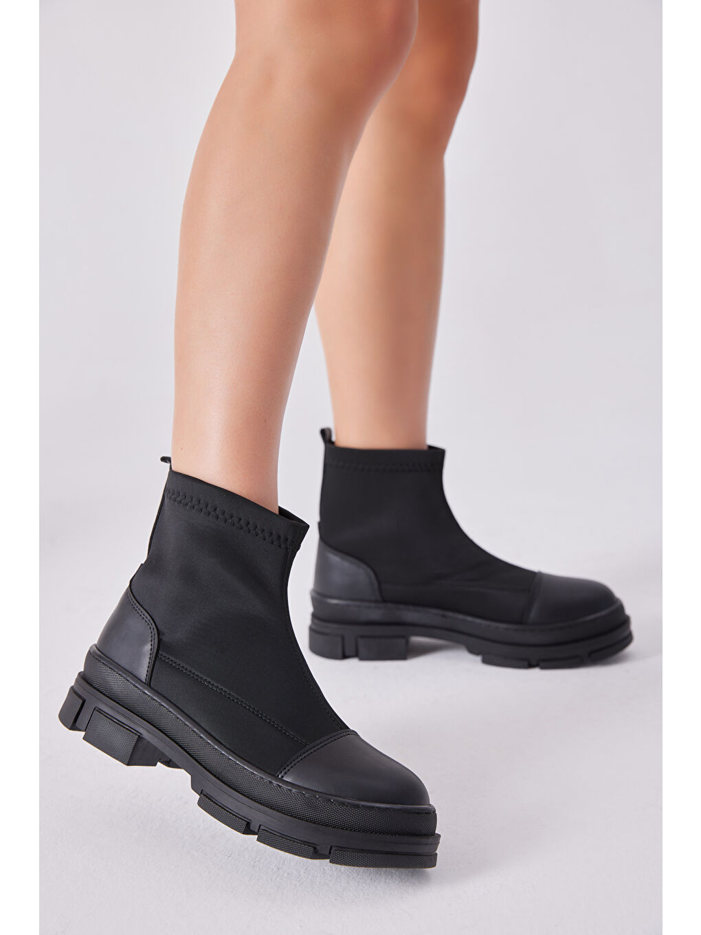 Kadın Siyah Rugan Rahat Kalıp Kısa Renkli Taban Bot-1