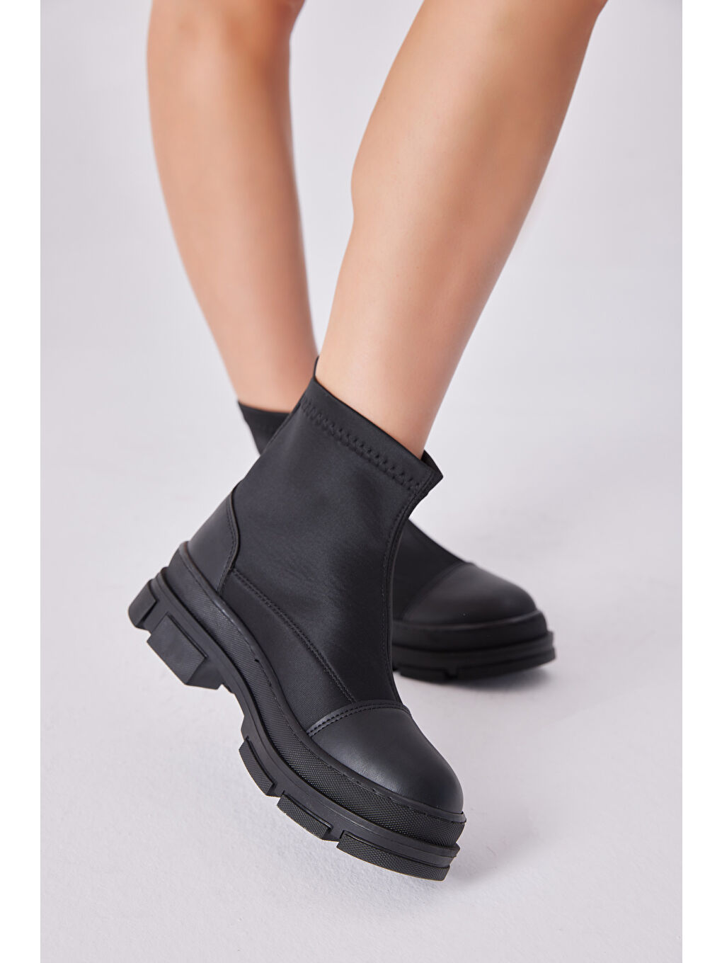 Kadın Siyah Rugan Rahat Kalıp Kısa Renkli Taban Bot-2