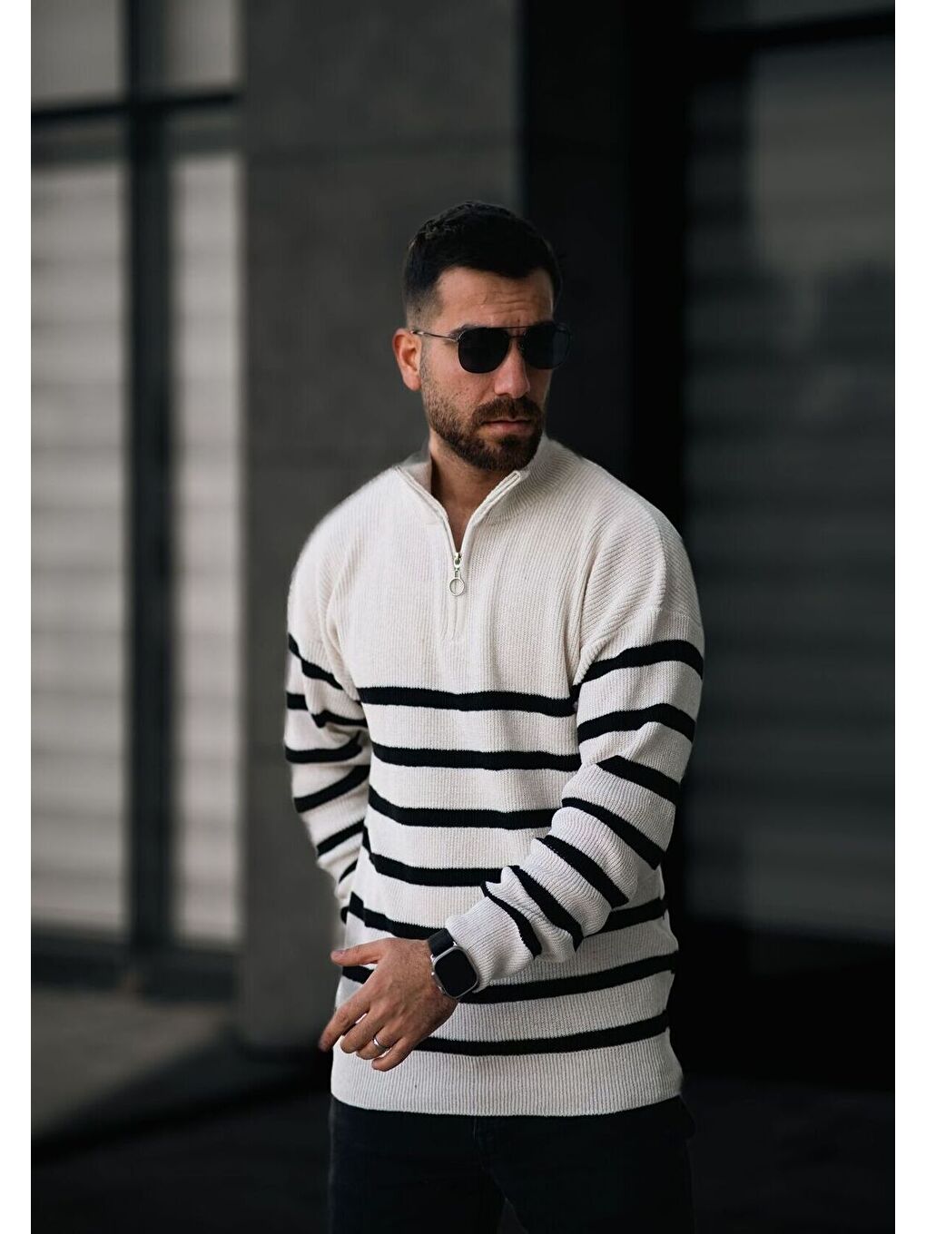 Beyaz Siyah Yarım Fermuar Dik Yaka Çizgili Triko Erkek Kazak-1