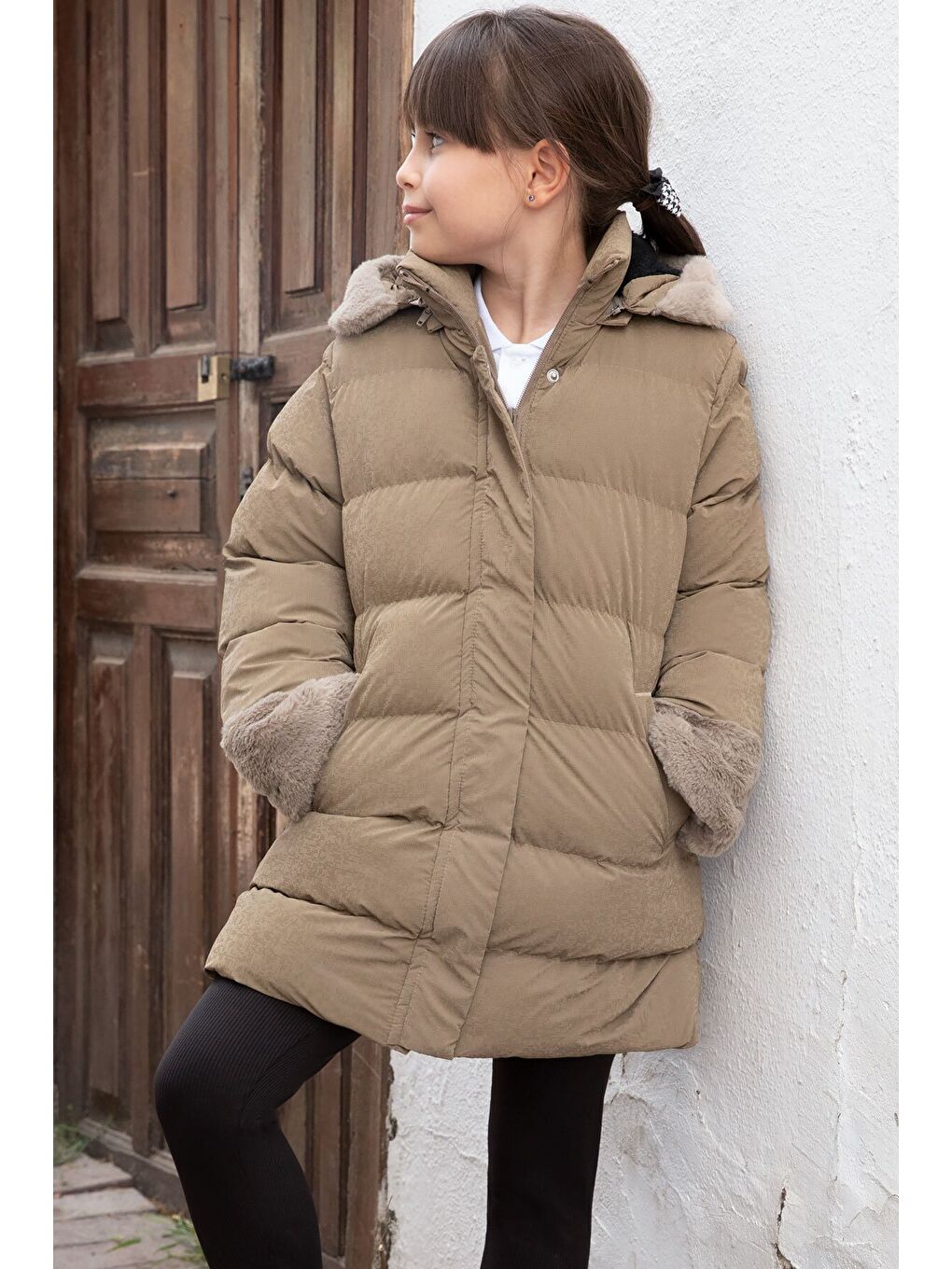 Kahverengi Kolu Kürk Detaylı İçi Yünlü Kız Çocuk Kapüşonlu Şişme Mont 21330-1