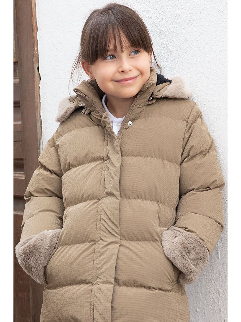 Kahverengi Kolu Kürk Detaylı İçi Yünlü Kız Çocuk Kapüşonlu Şişme Mont 21330-2