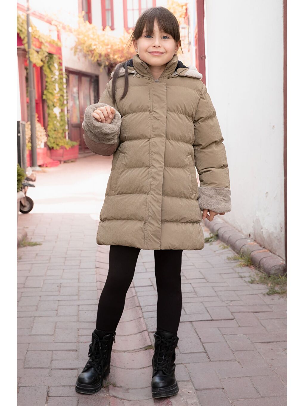 Kahverengi Kolu Kürk Detaylı İçi Yünlü Kız Çocuk Kapüşonlu Şişme Mont 21330-3