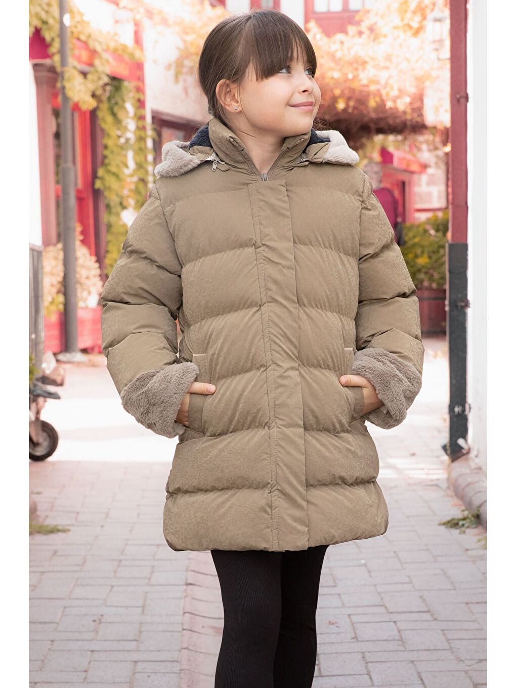 Kahverengi Kolu Kürk Detaylı İçi Yünlü Kız Çocuk Kapüşonlu Şişme Mont 21330-4