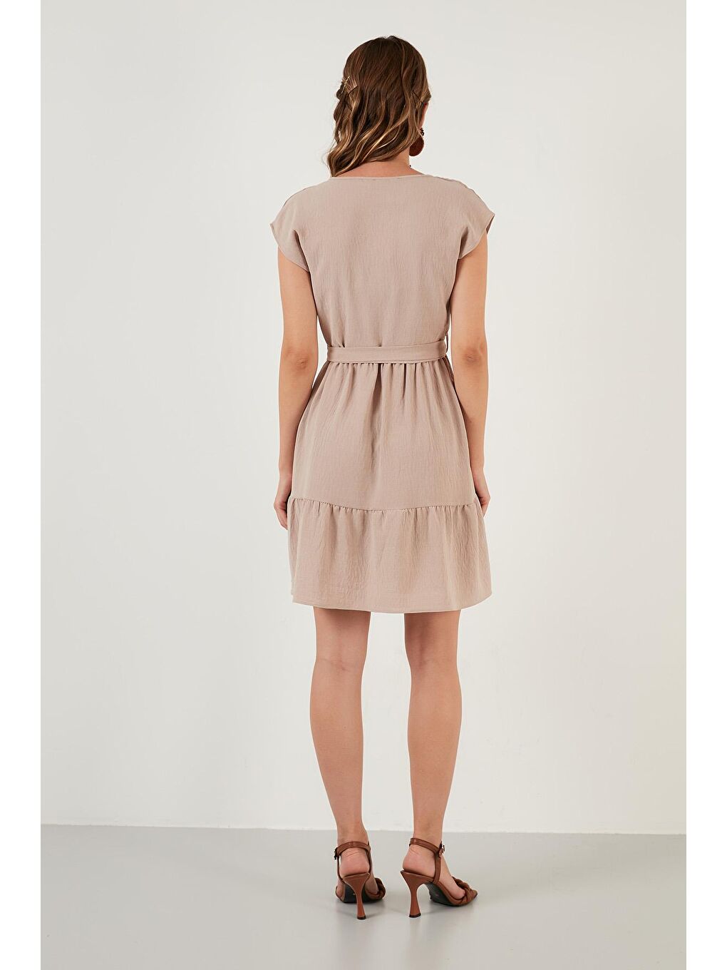 Bej V Yaka Belden Bağlama Detaylı Elbise 6053681-5